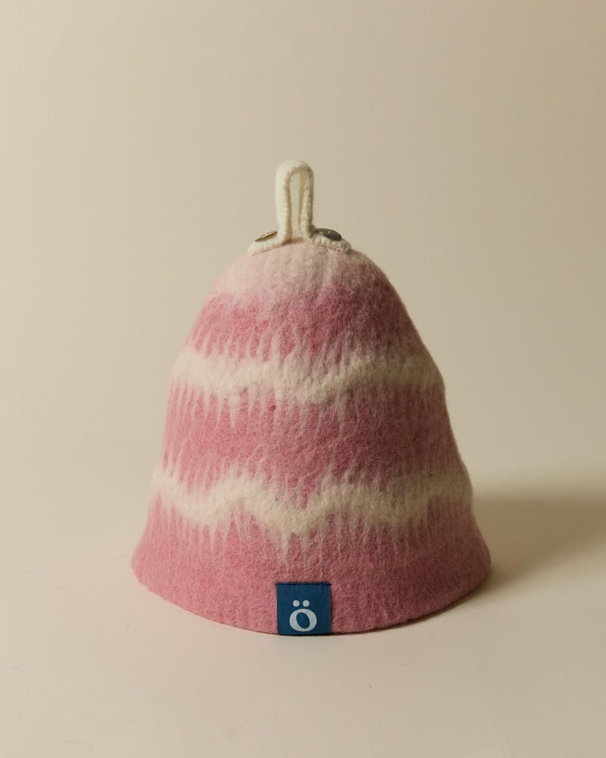 löyl bloom in flush, straight on, with the ö label at the front