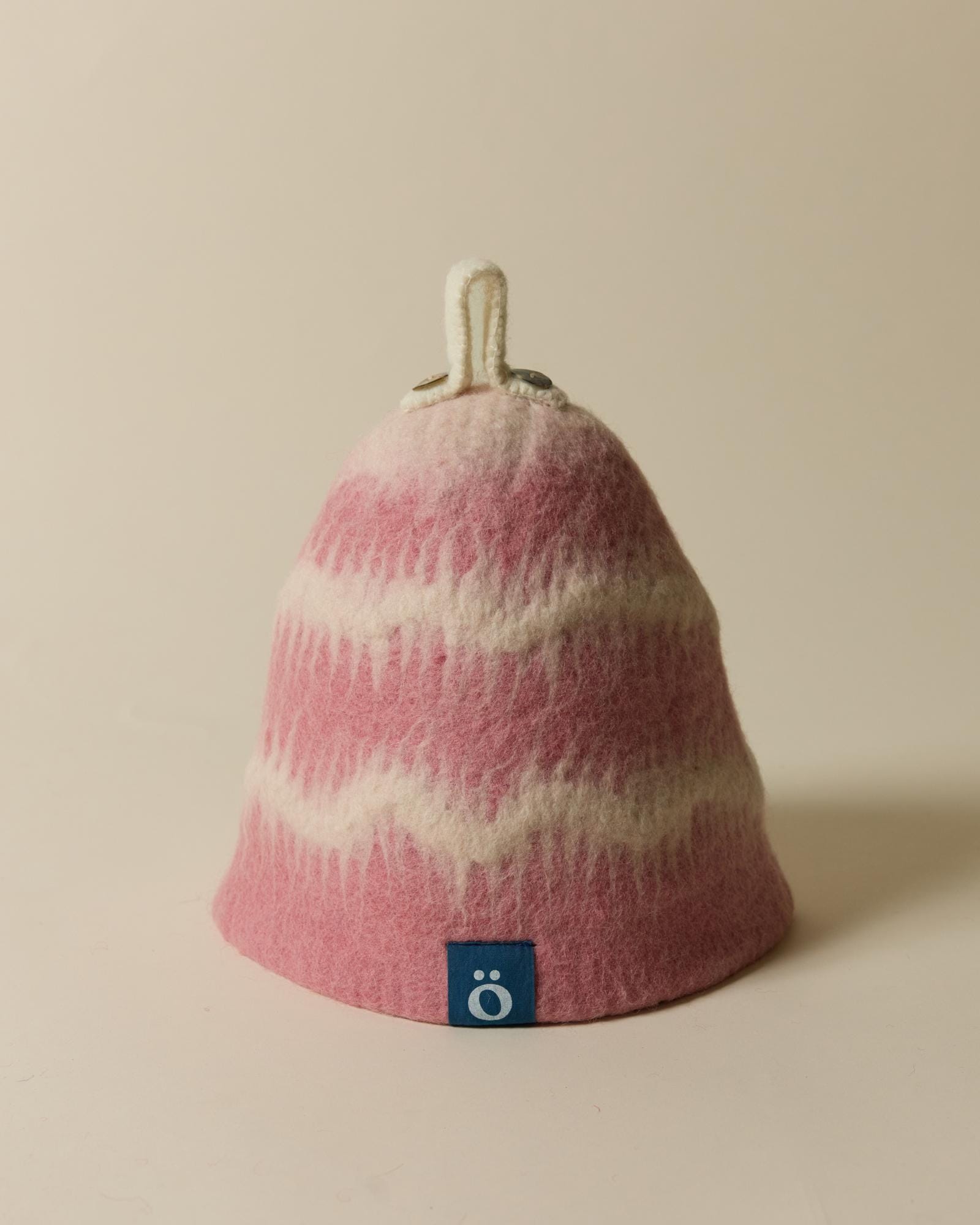löyl bloom in flush, straight on, with the ö label at the front