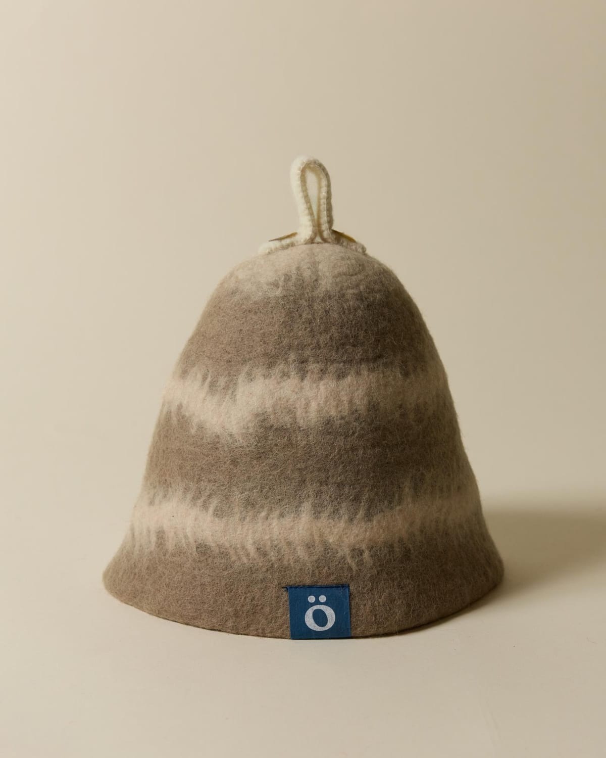 löyl bloom in moss, straight on, with the ö label at the front
