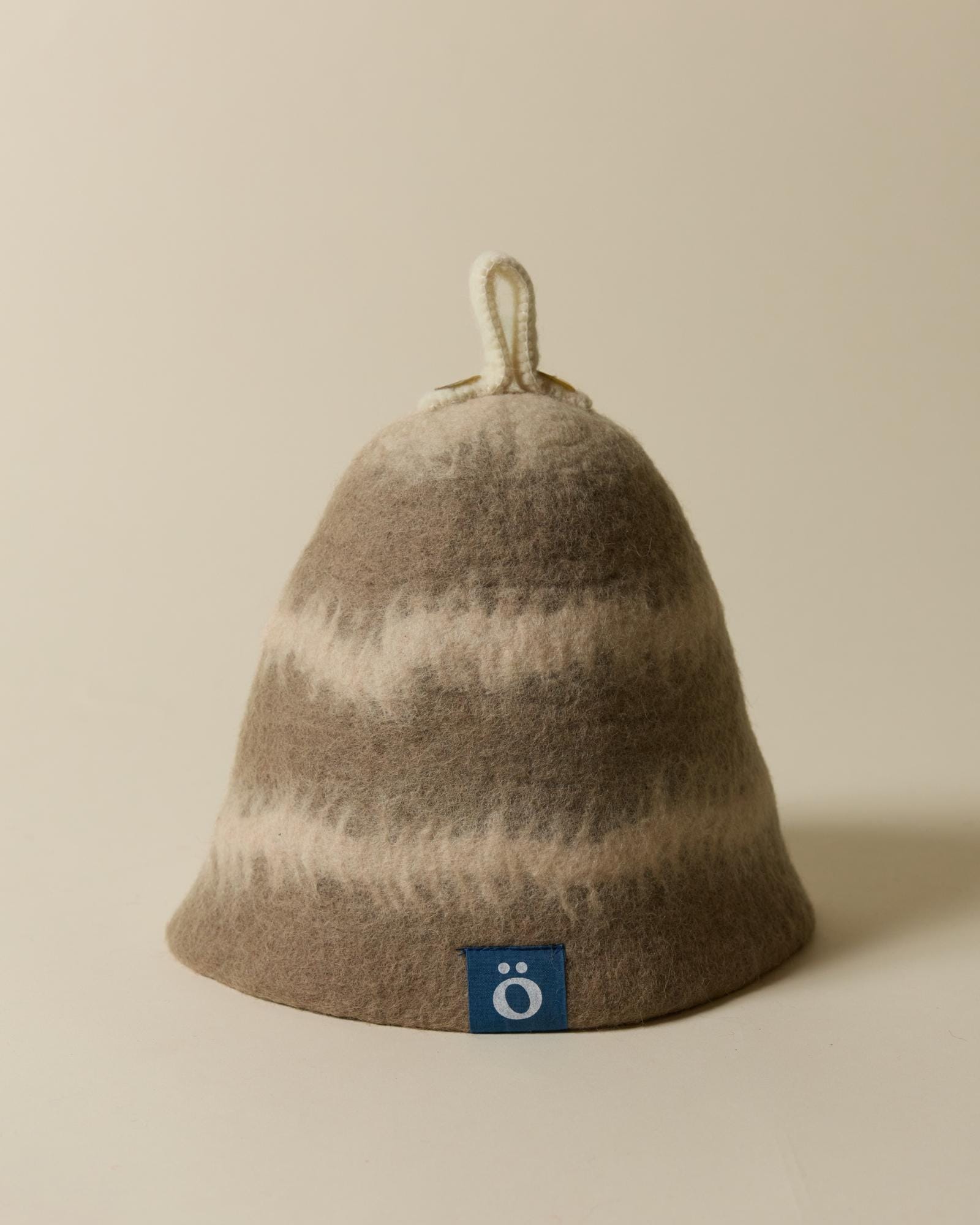 löyl bloom in moss, straight on, with the ö label at the front